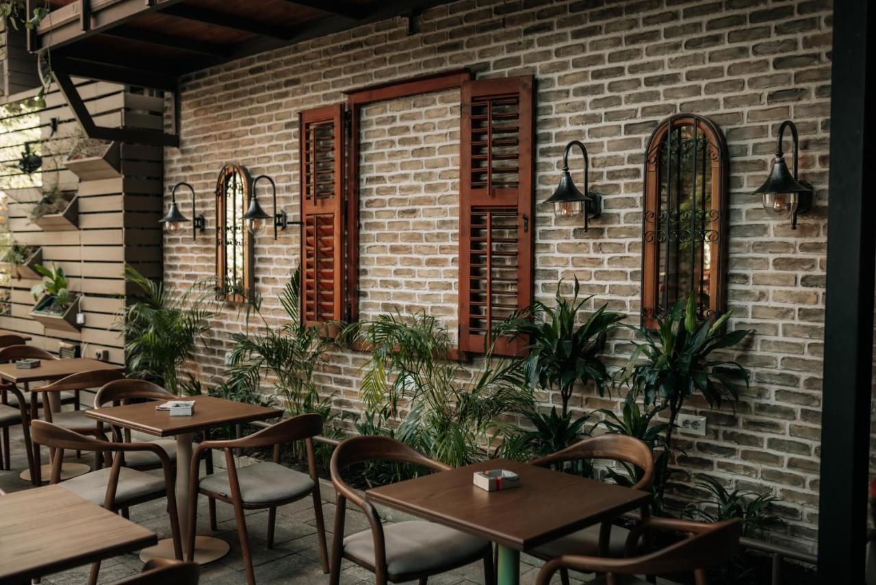 Bed Station Hostel & Bar Шкодер Экстерьер фото